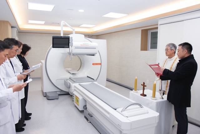 대구가톨릭대병원이 최근 핵의학과에 도입한 SPECT-CT의 본격 가동을 앞두고 축복식을 가졌다. 대구가톨릭대병원 제공