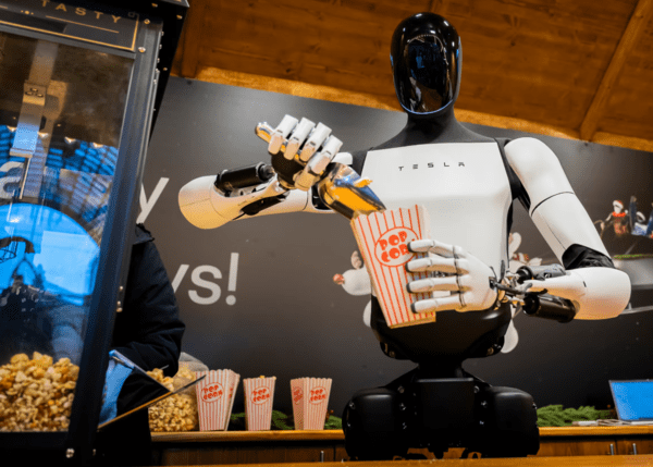 팝콘을 담는 휴머노이드 로봇 옵티머스. [출처=AP/연합]