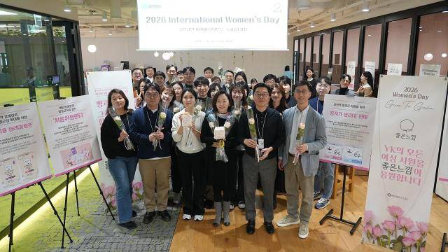 이제훈 유한킴벌리 대표이사(앞줄 오른쪽 2번)가 '세계여성의날'을 이틀 앞둔 6일 서울 송파구 본사에서 임직원에게 여성 인권과 노동권을 상징하는 장미와 빵을 제공한 뒤 직원들과 기념촬영을 하고 있다. [사진=유한킴벌리]