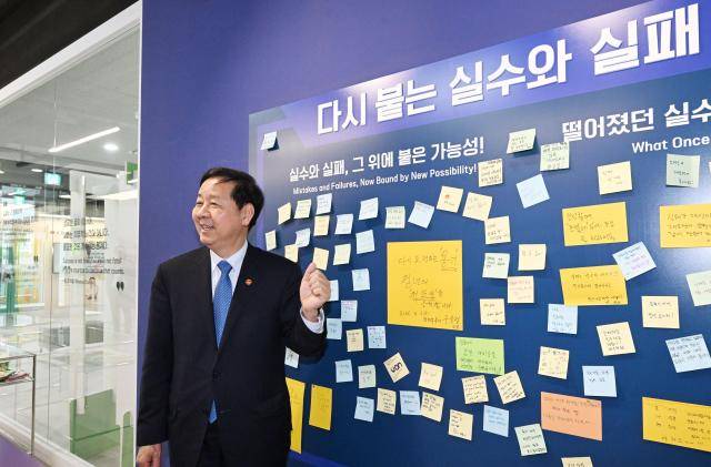 구윤철 부총리 겸 재정경제부 장관이 3월 6일 청년 재도전 창업 관련 현장방문으로 대전스타트업파크를 방문, 관계자로부터 재도전 창업지원 추진현황 및 성공사례 설명을 듣고 있다. [사진=재정경제부]