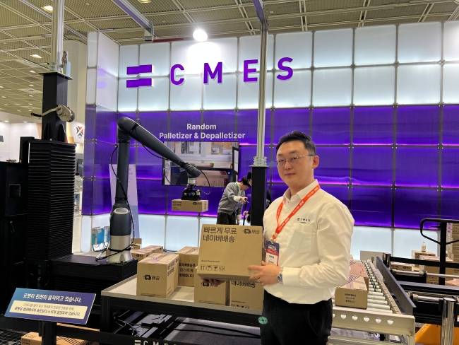 강성남 씨메스 이사가 6일 서울 코엑스에서 열린 'AW 2026'에서 자사의 랜덤 팔레타이징 솔루션을 선보이고 있다. / 김민우 기자