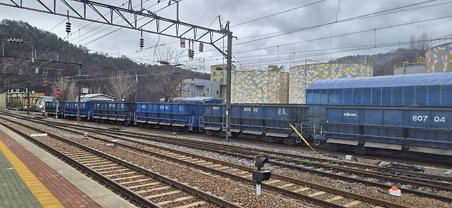 석포제련소는 1993년 연화광산 폐광 이후 원재료를 동해항 등에서 운반해 제련에 사용하고 있다. 이를 위한 영동선 화물열차. /사진=이경남 기자 lkn@