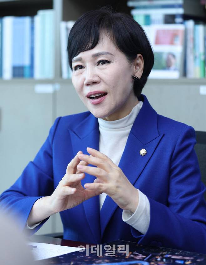 [이데일리 노진환 기자] 서울시장 출마에 나선 전현희 더불어민주당 의원이 4일 서울 여의도 국회 의원회관에서 이데일리와 인터뷰를 하고 있다.