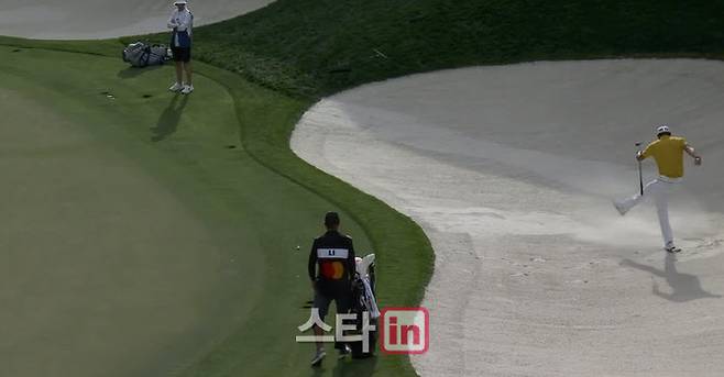 리하오통(오른쪽)이 벙커에서 퍼터로 공을 굴린 뒤 그린에 올라가지 않자 발로 모래를 걷어차고 있다. (사진=PGA투어 중계영상 캡쳐)