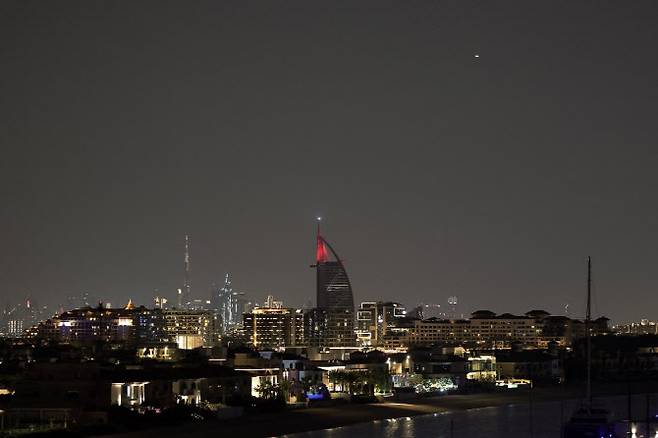 5일(현지시간) 아랍에미리트(UAE) 최대 도시 두바이 상공을 가로질러 발사체(오른쪽 위)가 날아가고 있다. 지난달 28일 미국과 이스라엘이 이란을 예방 타격한 이후 공항, 대사관, 주거 지역, 군사 시설 등 중동 전역의 주요 시설들이 이란의 미사일과 드론의 공격을 받고 있다.(사진=AFP)