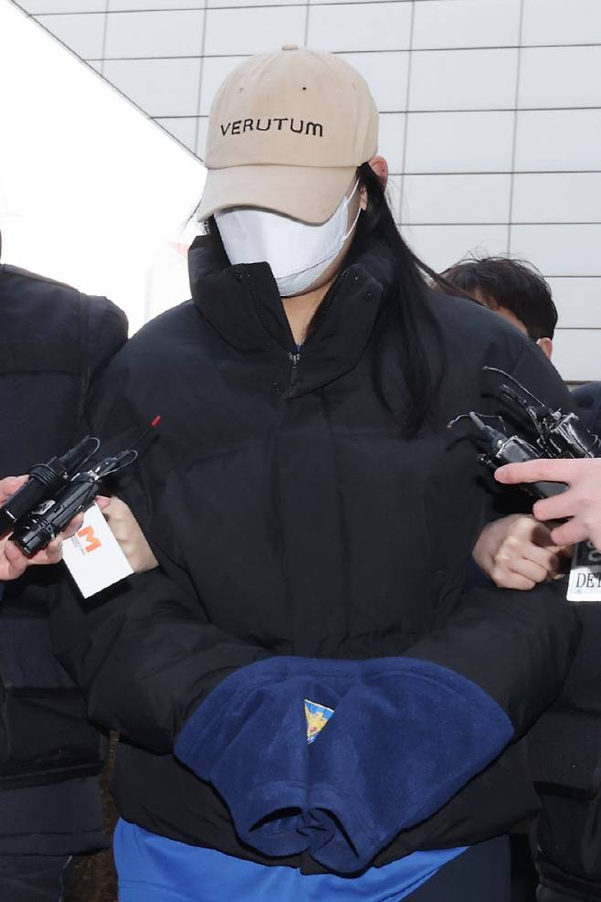서울 강북구 수유동 모텔에서 남성 2명을 숨지게 한 혐의를 받는 20대 여성 A씨가 12일 서울북부지법에서 영장실질심사를 받기 위해 출석하고 있다.(사진=연합뉴스)