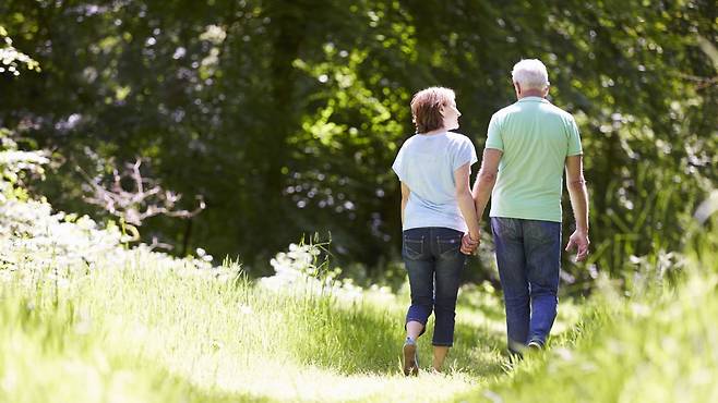 걷기는 강도가 낮아 일상에 부담 없이 적용할 수 있고, 혈당을 서서히 안정시키는 데 도움이 된다 | 출처: 클립아트코리아