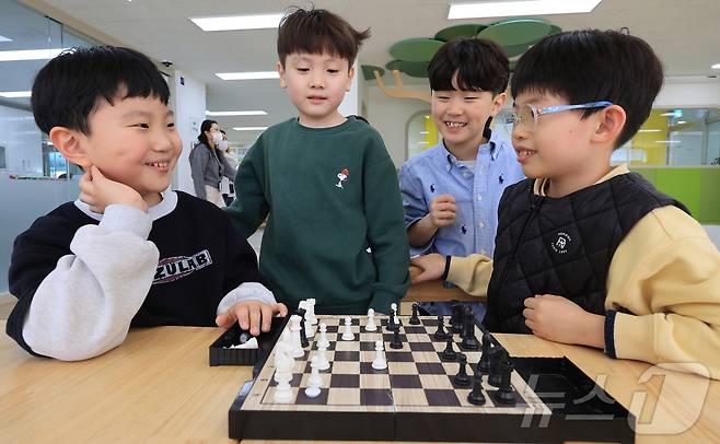 지난 3일 경기 시흥시 검바위초등학교 거점형 아이누리 돌봄센터에서 학생들이 보드게임을 즐기고 있다. 검바위초등학교의 거점형 아이누리 돌봄센터는 검바위초 학생들뿐만 아니라 인근 학교 학생들까지 수용해 저녁 8시까지 돌봄과 양질의 프로그램을 학생들에게 제공한다. 2026.3.6 ⓒ 뉴스1 이호윤 기자