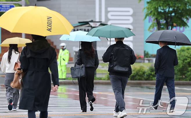 전국 대부분 지역에 비가 내린 9일 오전 서울 광화문네거리에서 우산을 쓴 시민들이 출근하고 있다. 2025.5.9 ⓒ 뉴스1 임세영 기자