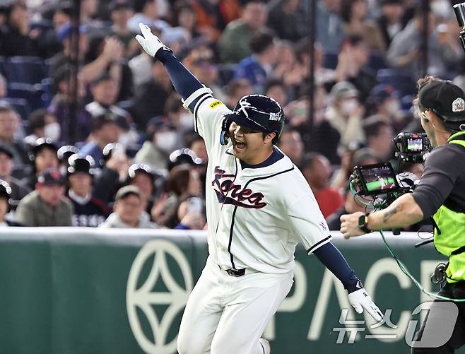 5일 오후 일본 도쿄돔에서 열린 2026 월드베이스볼클래식 C조 1차전 대한민국과 체코의 경기. 대한민국의 1회말 공격 1사 만루상황때 문보경이 만루홈런을 친 뒤 세리머니하고 있다. 2026.3.5 ⓒ 뉴스1 구윤성 기자