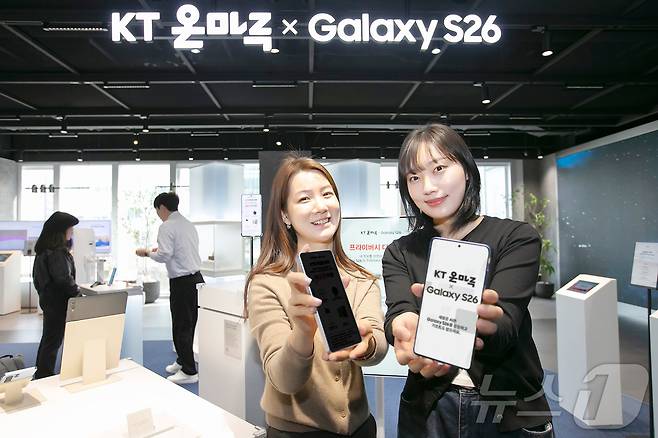 KT가 6일부터 전국 KT 매장 및 공식 온라인몰 KT닷컴에서 삼성전자 ‘갤럭시 S26 시리즈’ 사전개통을 시작한다고 밝혔다. 사진은 고객들이 KT 광화문빌딩 웨스트 2층 ‘KT온마루X갤럭시 S26 팝업’을 이용하는 모습. (KT 제공. 재판매 및 DB 금지) 2026.3.6 ⓒ 뉴스1