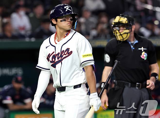 5일 오후 일본 도쿄돔에서 열린 2026 월드베이스볼클래식 C조 1차전 대한민국과 체코의 경기. 대한민국의 4회말 1사 주자없는 상황때 김주영이 삼진아웃 당한 뒤 타석에서 물러나고 있다. 2026.3.5 ⓒ 뉴스1 구윤성 기자