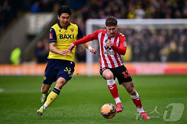 잉글랜드 챔피언십 옥스퍼드 유나이티드에서 뛰고 있는 전진우(왼쪽). ⓒ AFP=뉴스1