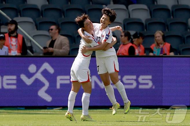 득점 후 기뻐하는 북한 여자축구 선수들 ⓒ AFP=뉴스1