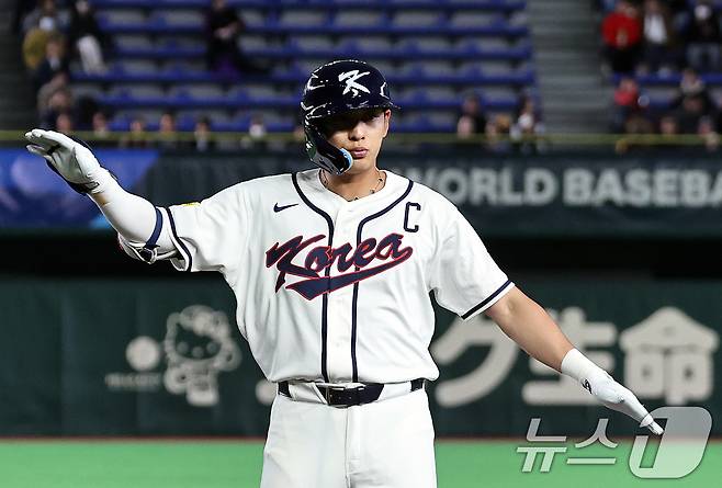 5일 오후 일본 도쿄돔에서 열린 2026 월드베이스볼클래식 C조 1차전 대한민국과 체코의 경기. 대한민국의 1회말 공격 1사 1루 상황때 이정후가 안타를 친 뒤 세리머니하고 있다. 2026.3.5 ⓒ 뉴스1 구윤성 기자