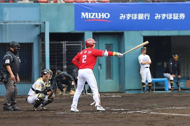 SSG 박성한이 28일 일본 미야자키 오쿠라마하마소호 구장에서 열린 라쿠텐전에서 타겨게 임하고 있다. 사진 | SSG 랜더스