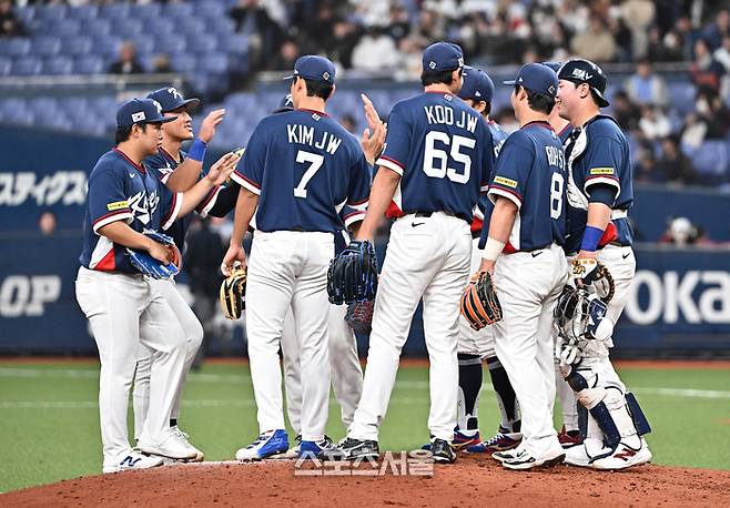 WBC 대한민국 야구 대표팀이 3일 일본 오사카 교세라돔에서 열린 대한민국 야구대표팀과 오릭스 버팔로스의 평가전에서 승리한 뒤 하이파이브를 나누고 있다. 오사카(일본) | 박진업 기자 upandup@sportsseoul.com