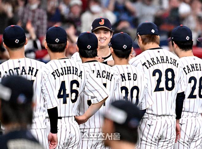 WBC 일본 야구대표팀의 오타니 쇼헤이가 2일 일본 오사카 교세라돔에서 진행된 오릭스 버팔로스와 평가전에 앞서 그라운드에 입장하면서 동료들과 하이파이브를 하고 있다. 오사카(일본) | 박진업 기자 upandup@sportsseoul.com
