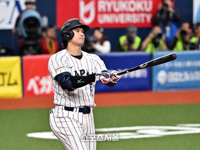 WBC 일본 야구대표팀의 오타니 쇼헤이가 2일 일본 오사카 교세라돔에서 진행된 오릭스 버팔로스와 평가전 1회초 타석에서 힘차게 스윙을 하고 있다. 오사카(일본) | 박진업 기자 upandup@sportsseoul.com