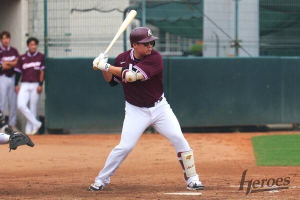 안치홍이 지난 5일 대만 핑동구장에서 열린 중신 브라더스와 연습 경기에서 타석에 섰다. /사진=키움 히어로즈