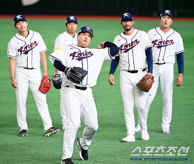 4일 일본 도쿄돔에서 열린 WBC(월드베이스볼클래식) 한국 대표팀의 공식훈련. 류현진과 투수조 선수들이 수비훈련을 하고 있다. 도쿄(일본)=허상욱 기자wook@sportschosun.com/2026.03.04/