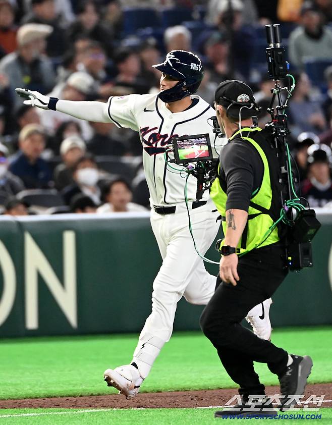 셰이 위트컴이 3회말 솔로홈런을 날린 뒤 힘차게 홈인하고 있다. 도쿄(일본)=허상욱 기자wook@sportschosun.com