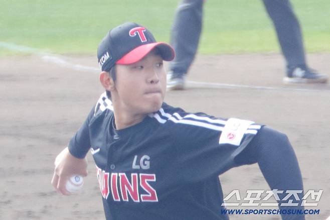 LG 트윈스 우강훈이 5일 삼성 라이온즈와의 연습경기서 역투하고 있다. 사진제공=LG 트윈스