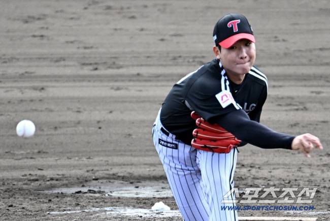 27일 일본 오키나와 킨 스타디움에서 열린 LG와 KIA의 연습경기, LG 우강훈이 역투하고 있다. 오키나와(일본)=허상욱 기자 wook@sportschosun.com/2025.02.27/