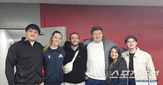 경기 후 촬영에 임한 레베카와 가족들. 김영록 기자