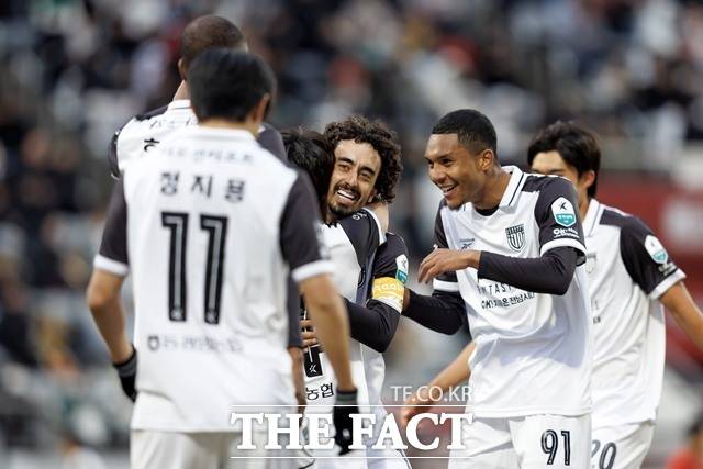 경남과 개막전에서 4-1 대승을 거두며 2연승을 노리고 있는 전남 선수들./K리그