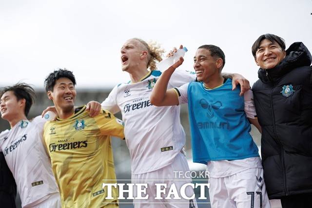 김해 원정에서 4-1 대승을 거둔 안산 선수들. 지난해 최하위의 아픔을 털어버리고 놀라운 시즌을 예고했다./K리그