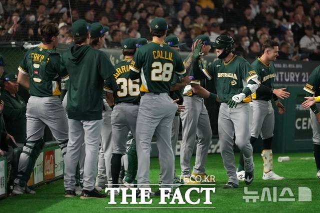 호주 2번 커티스 미드가 6일 WBC 체코전에서 역전 3점 홈런을 날린 뒤 동료들의 환영을 받고 있다. /도쿄=AP.뉴시스