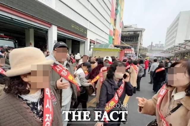 지난달 20일 한 전 대표 지지자 모임인 '대구 도토리 모임' 등을 중심으로 지지자 300여 명이 장보기 행사를 진행했다. /한 전 대표 지지자 모임 제공