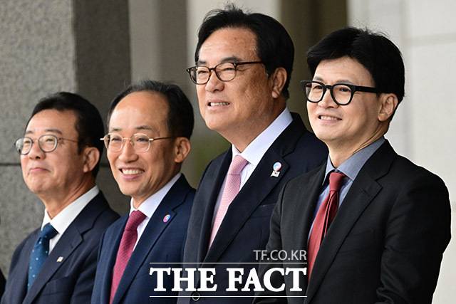 한동훈 전 국민의힘 대표가 지난 2024년 11월 경기도 성남시 서울공항에서 아시아·태평양 경제협력체(APEC)·G20 정상회의 순방나서는 윤석열 전 대통령을 환송하며 미소짓고 있다. 오른쪽부터 한 대표, 정진석 전 대통령 비서실장, 추경호 국민의힘 국회의원, 홍철호 전 정무수석./남윤호 기자