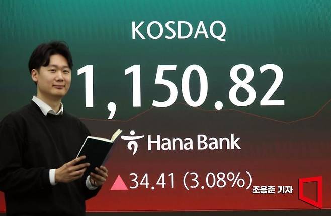 코스닥 지수가 전날에 이어 또다시 가파른 상승세를 보이면서 6일 장 초반 프로그램매수호가 일시효력정지(사이드카)가 발동된 가운데 서울 하나은행 본점 딜링룸에서 직원들이 업무를 보고 있다. 이날 코스피는 전 거래일 대비 92.88p(1.66%) 내린 5,491.02으로, 코스닥 지수는 전장보다 1.08p(0.10%) 오른 1,117.49로 원/달러 환율은 전날보다 10.9원 오른 1,479.0원에 장을 시작했다. 2026.3.6 2026.3.6 조용준 기자