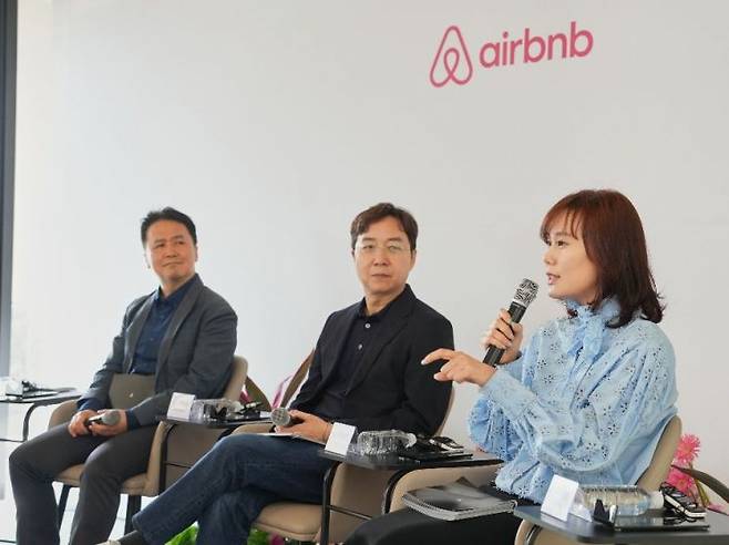 에어비앤비 '대한민국 방방곡곡: 지역에 머물게 하는 공간·콘텐츠·사람' 비전 포럼에 참석한 패널 4인(왼쪽부터 차례로 정성갑 갤러리 클립 대표, 양경수 한국관광공사 국민관광본부장, 유현준 건축가, 서가연 에어비앤비 코리아 컨트리 매니저) 사진 에어비앤비