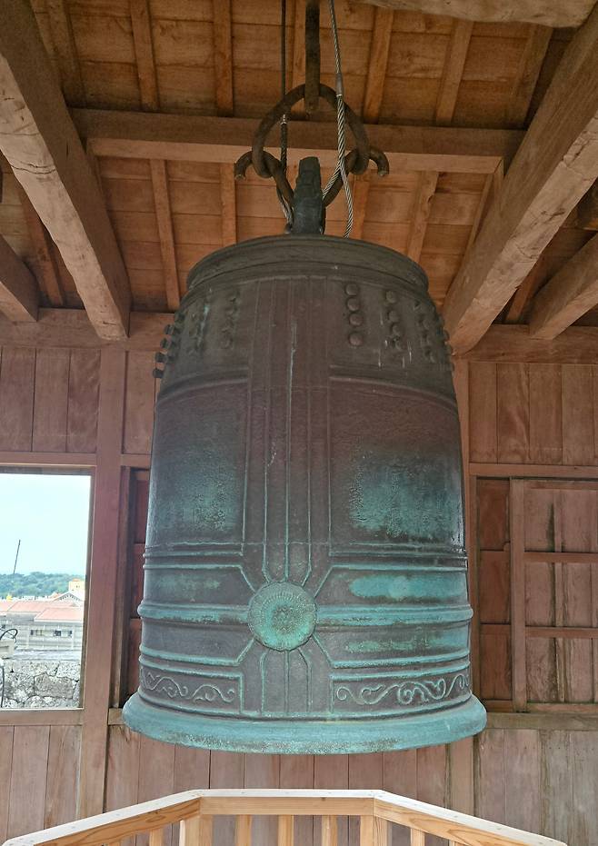 일본 오키나와현 나하시 슈리성 종각에 있는 '만국진량의 종' 복제품. /나하=유석재 기자