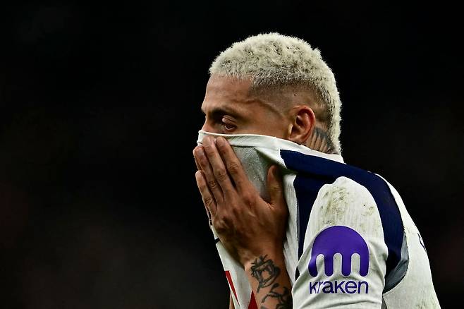 6일 토트넘 공격수 히샬리송이 크리스털 팰리스에게 패한 뒤 망연자실하고 있다./AFP 연합뉴스