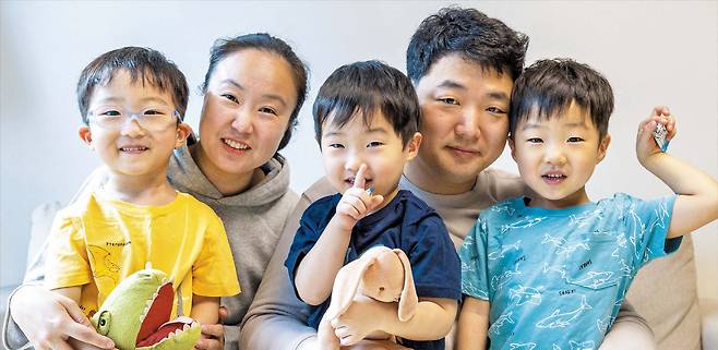 지난달 27일 김고은, 이수동씨 부부가 자택에서 삼둥이 민준(왼쪽부터), 민재, 민찬이와 함께 웃고 있는 모습. 부부는 “아이들이 자기들끼리 조잘조잘 얘기하는 모습을 보는 게 너무 행복하다”고 했다./김지호 기자