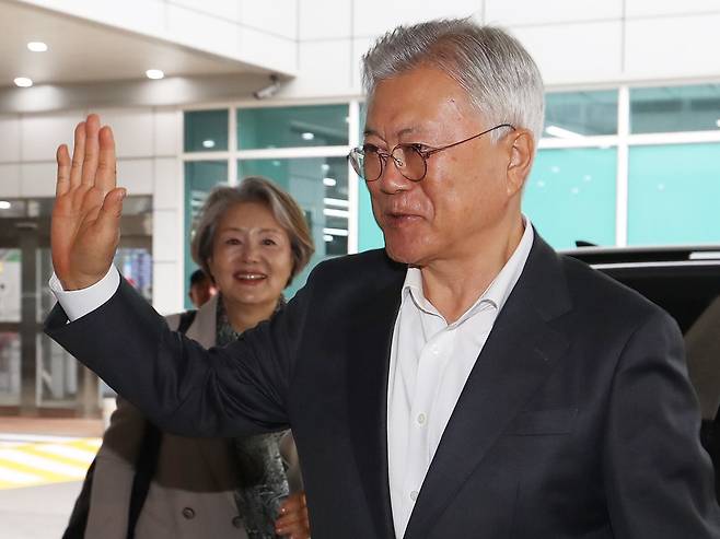 문재인 전 대통령과 배우자 김정숙 여사가 미국 로스앤젤레스(LA)를 방문하기 위해 5일 오전 부산 강서구 김해국제공항을 통해 인천공항으로 향하고 있다. /뉴스1