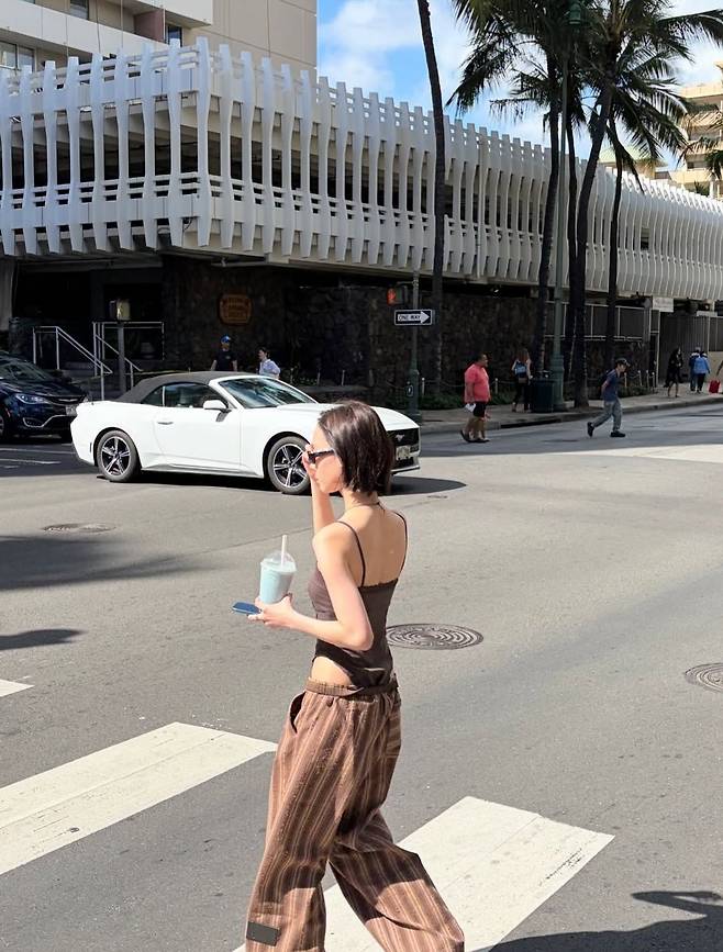 컷아웃 패션을 선보인 트와이스 윈터. 인스타그램 @imwinter