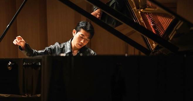 래퍼 창모가 5월 클래식과 힙합의 조화를 꾀한 세종문화회관의 기획 공연 ‘창모: 더 엠퍼러(THE EMPEROR)’를 선보인다. 창모는 3일 동아일보 인터뷰에서 이번 공연을 “예기치 못한 순간에 꿈처럼 다가온 기회”라며 “지루한 인생 속에서 이런 기회들이 올 때 온전히 즐기고 싶다”고 했다. 세종문화회관 제공