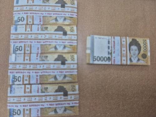 쓰레기봉투에서 발견된 2500만원 [인천 중부경찰서 제공]