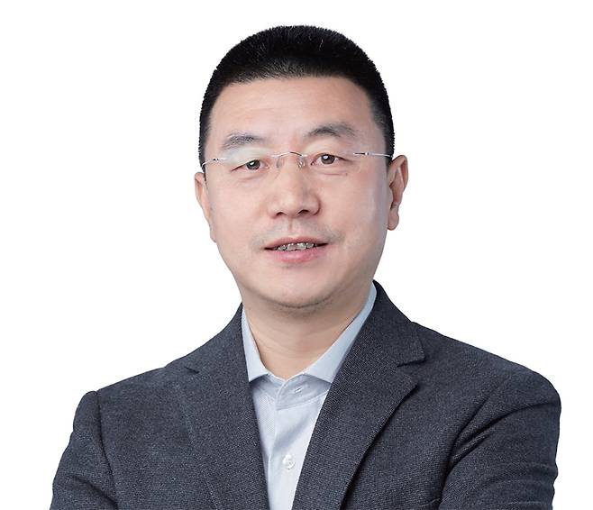 저우뤄훙 신딩캐피털 전략 파트너 - 미국 텍사스대 알링턴캠퍼스 경영학 석사, 전 액센츄어 부총경리, 전 IBM 중화권 신산업 책임자, 톈스바이런후이 부이사장, 첸펑펀드 의장