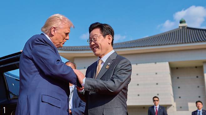 1. 이재명 대통령과 도널드 트럼프 미국 대통령이 2025년 10월 경북 경주박물관 앞에서 악수하고 있다. /대통령실