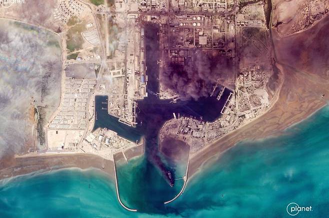 지난 2일(현지시각) 호르무즈 해협의 반다르아바스 항구에서 연기가 피어오르고 있다. AFP통신·연합뉴스