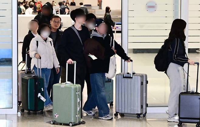 중동 사태 여파로 두바이 공항 운항 차질이 이어지면서 현지에 체류하던 한국인을 태운 민항기 직항편이 무사히 인천공항에 도착했다. 사진은 전일 현지에 체류하던 관광객들이 인천국제공항으로 귀국한 모습. 공동취재단