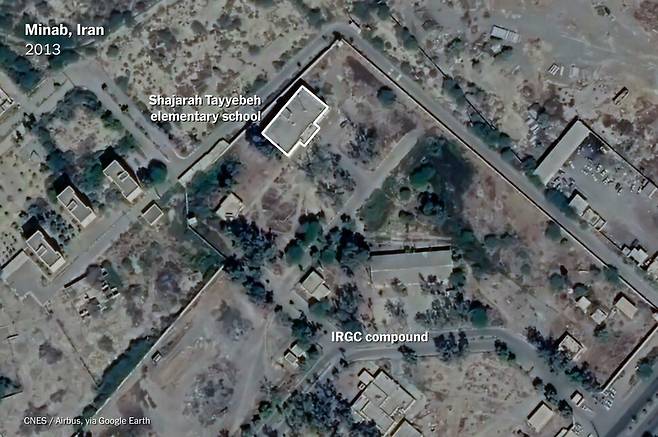 2013년 이란 미나브 샤자라 타예바 초등학교 인근의 위성사진. 뉴욕타임스 누리집 갈무리