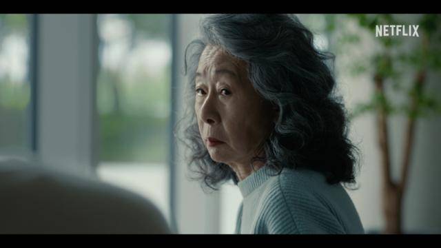 '성난 사람들' 시즌2가 내달 16일 공개를 앞두고 윤여정과 송강호의 스틸컷이 공개됐다. 넷플릭스 제공