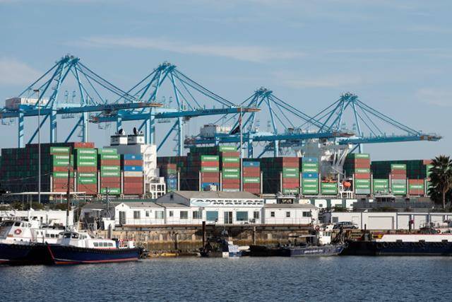 4일 미국 캘리포니아주 로스앤젤레스(LA)항에서 STS 크레인이 선적 컨테이너를 적재하고 있다. 중동 분쟁 격화와 호르무즈해협 마비로 인해 세계 무역로와 해상 운송에 차질이 생길 수 있다는 우려가 제기되고 있다. 로스앤젤레스=EPA 연합뉴스